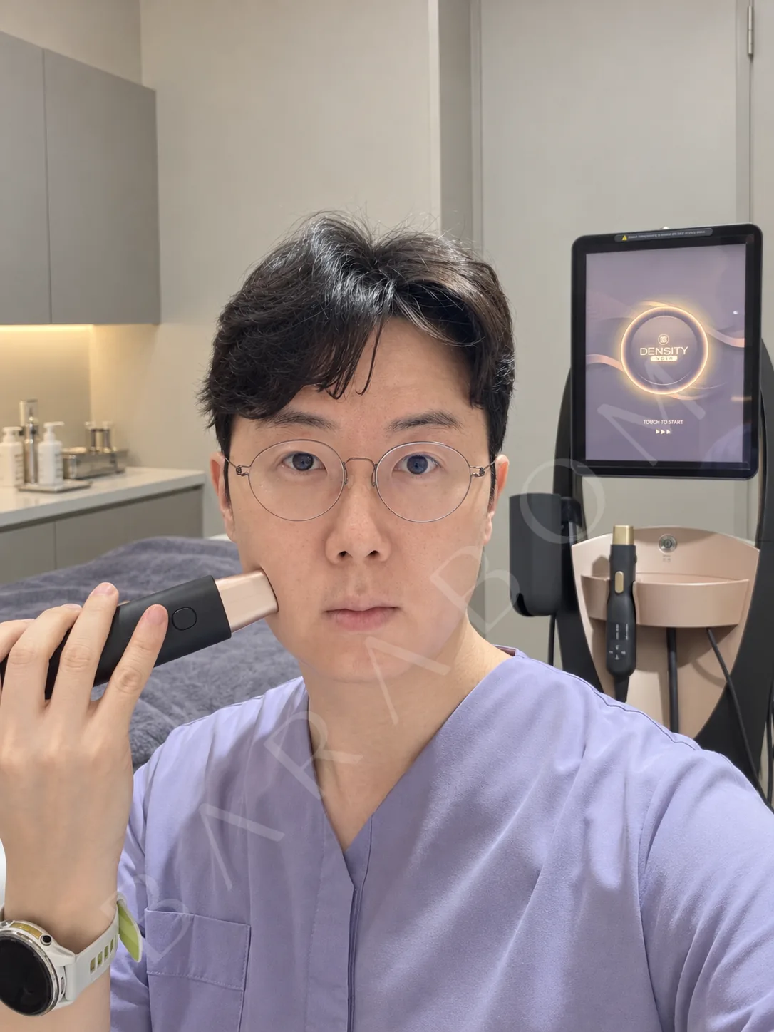 덴서티 느와르 알파팁으로 직접 시술받는 이상근 원장